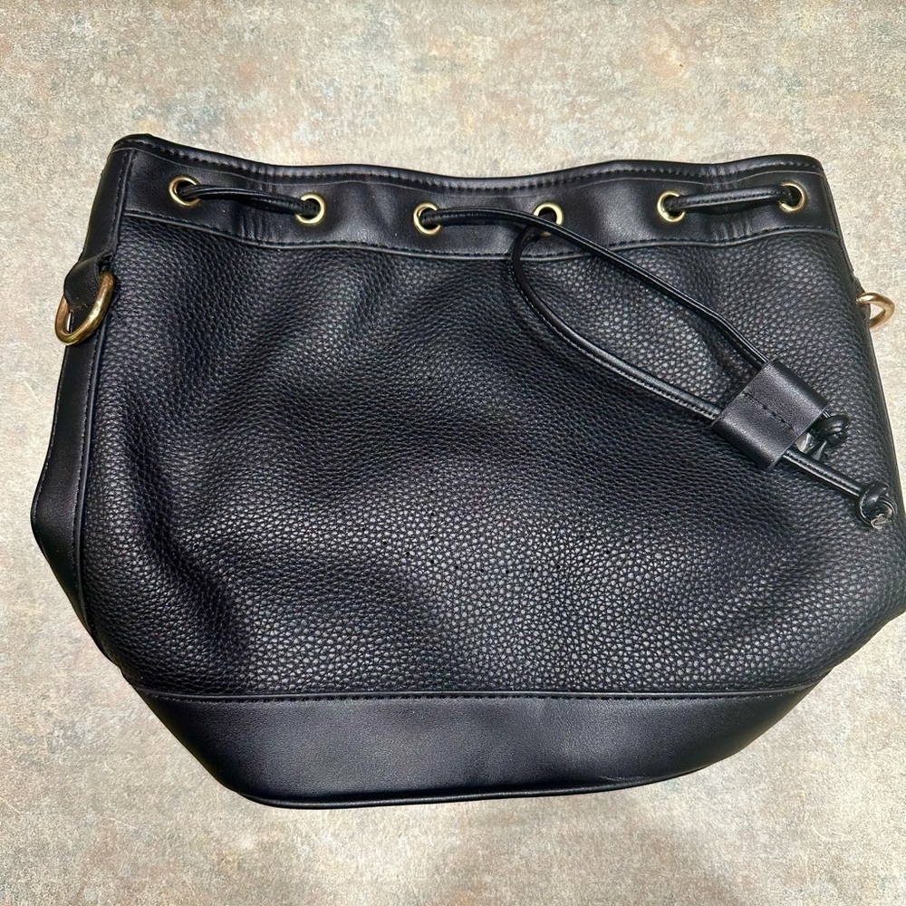 💋 Purse with H symbol. Bucket bag black